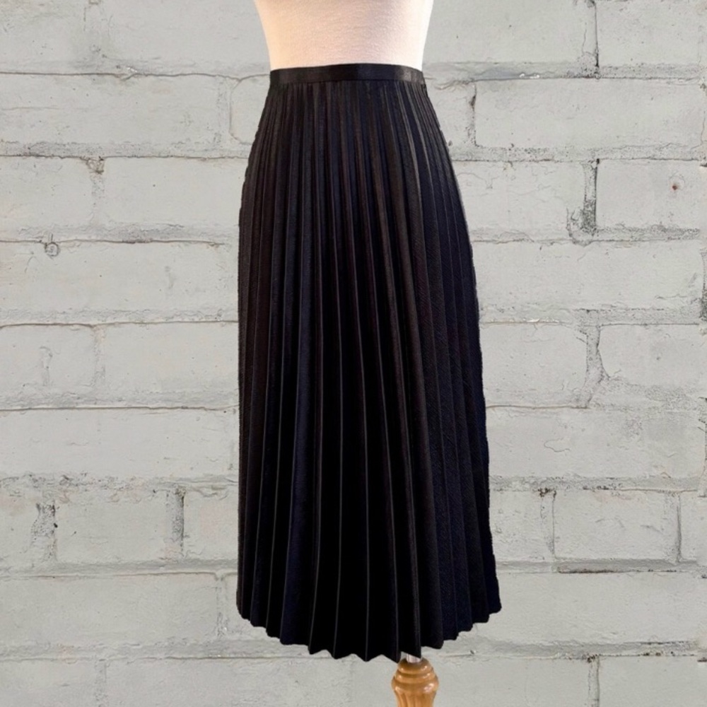 ⭐️Like NEW⭐️Banana Republic A Line Midi Shiny Pleated Slinky Classic Skirt • 6 - Picture 8 of 9